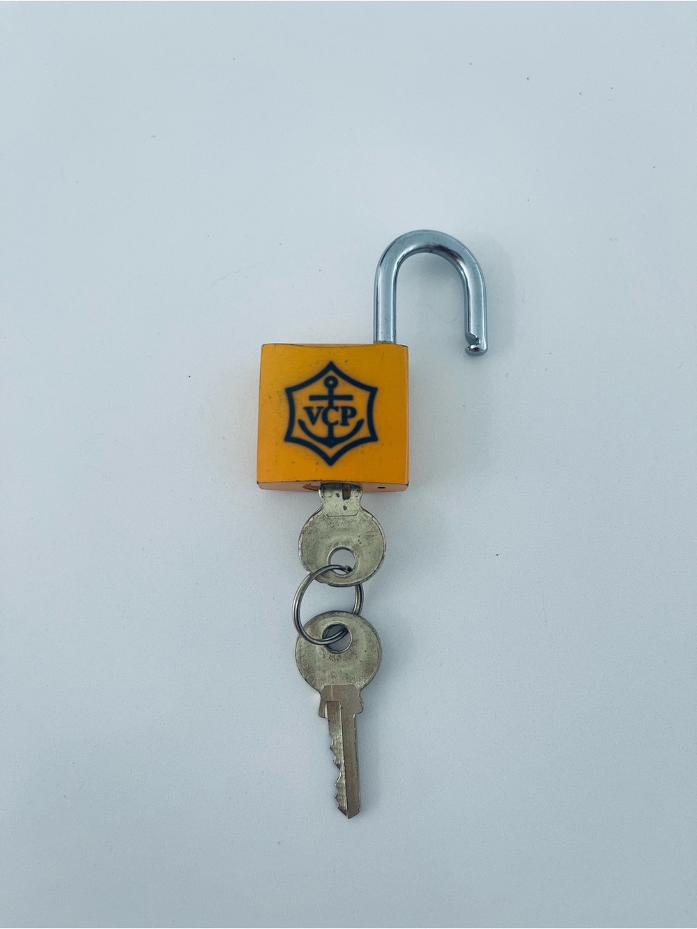 Veuve Clicquot Yellow Label Ponsardin special edition padlock with 2 keys.